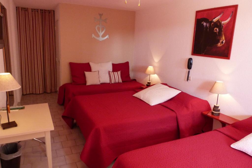 Lou Garbin Hotel Saint-Laurent-dʼAigouze Quarto foto