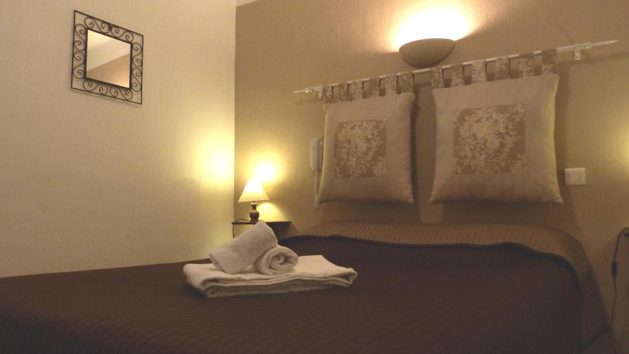 Lou Garbin Hotel Saint-Laurent-dʼAigouze Quarto foto