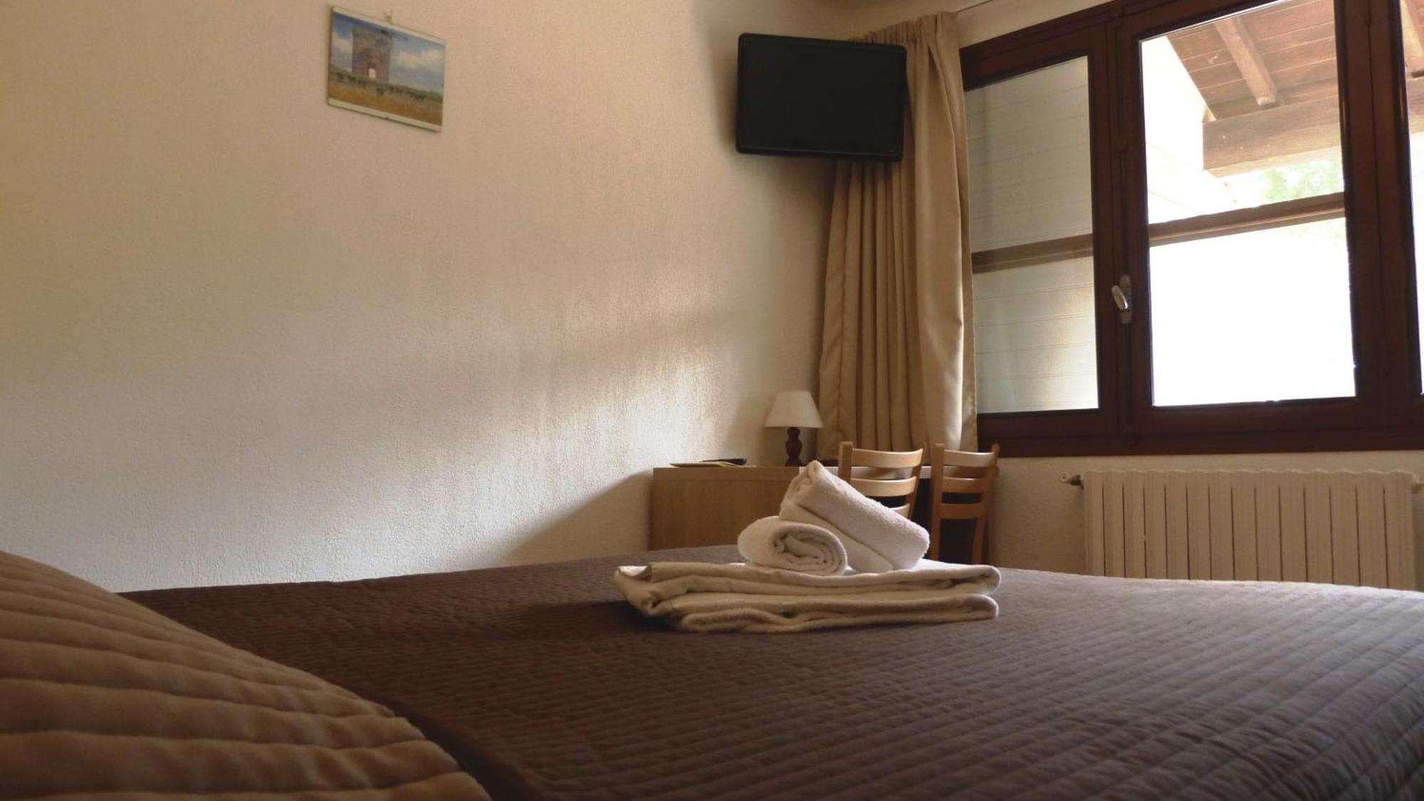 Lou Garbin Hotel Saint-Laurent-dʼAigouze Quarto foto