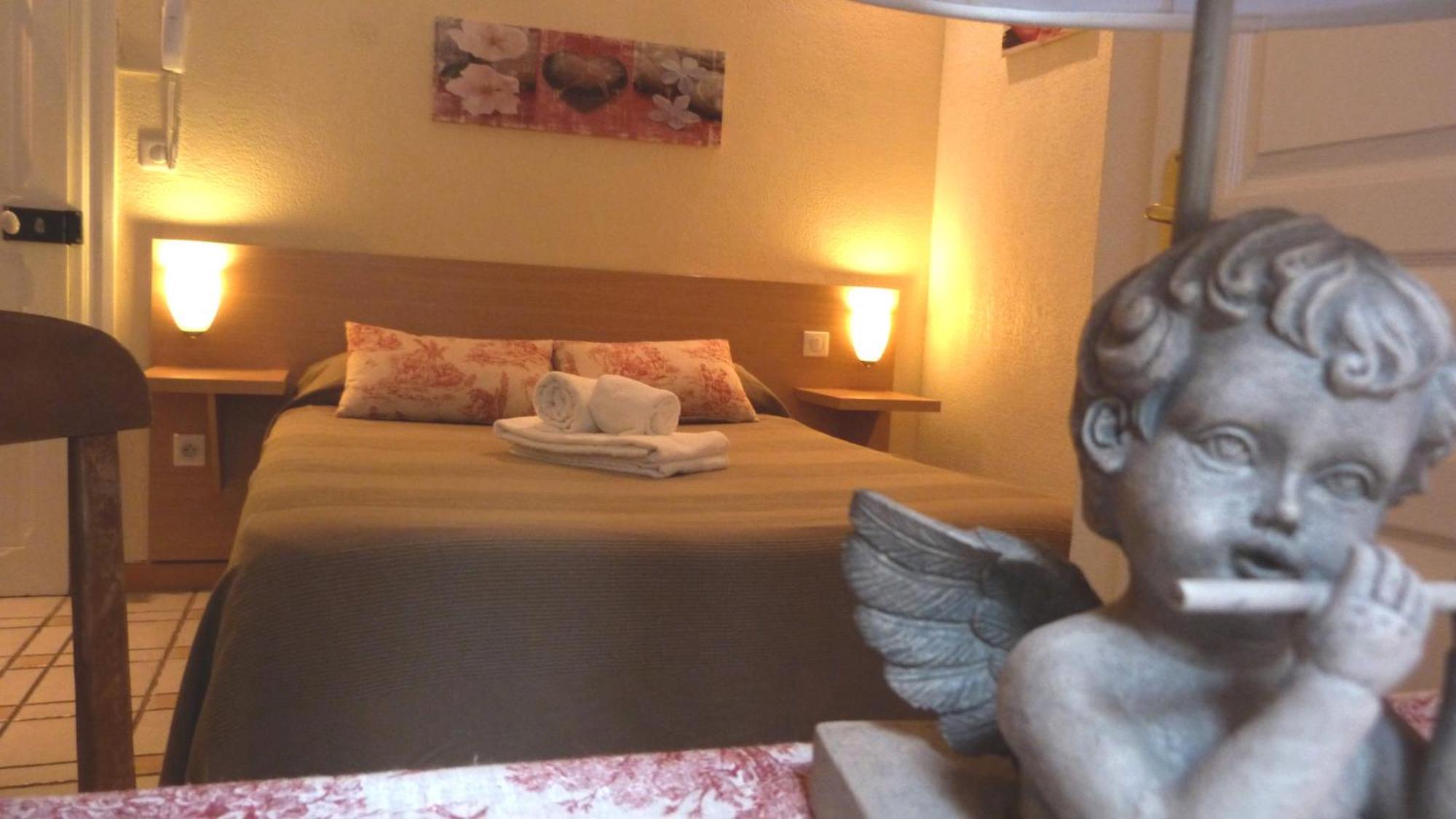Lou Garbin Hotel Saint-Laurent-dʼAigouze Quarto foto
