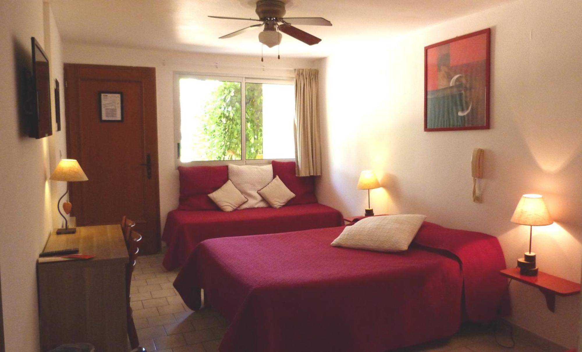 Lou Garbin Hotel Saint-Laurent-dʼAigouze Quarto foto